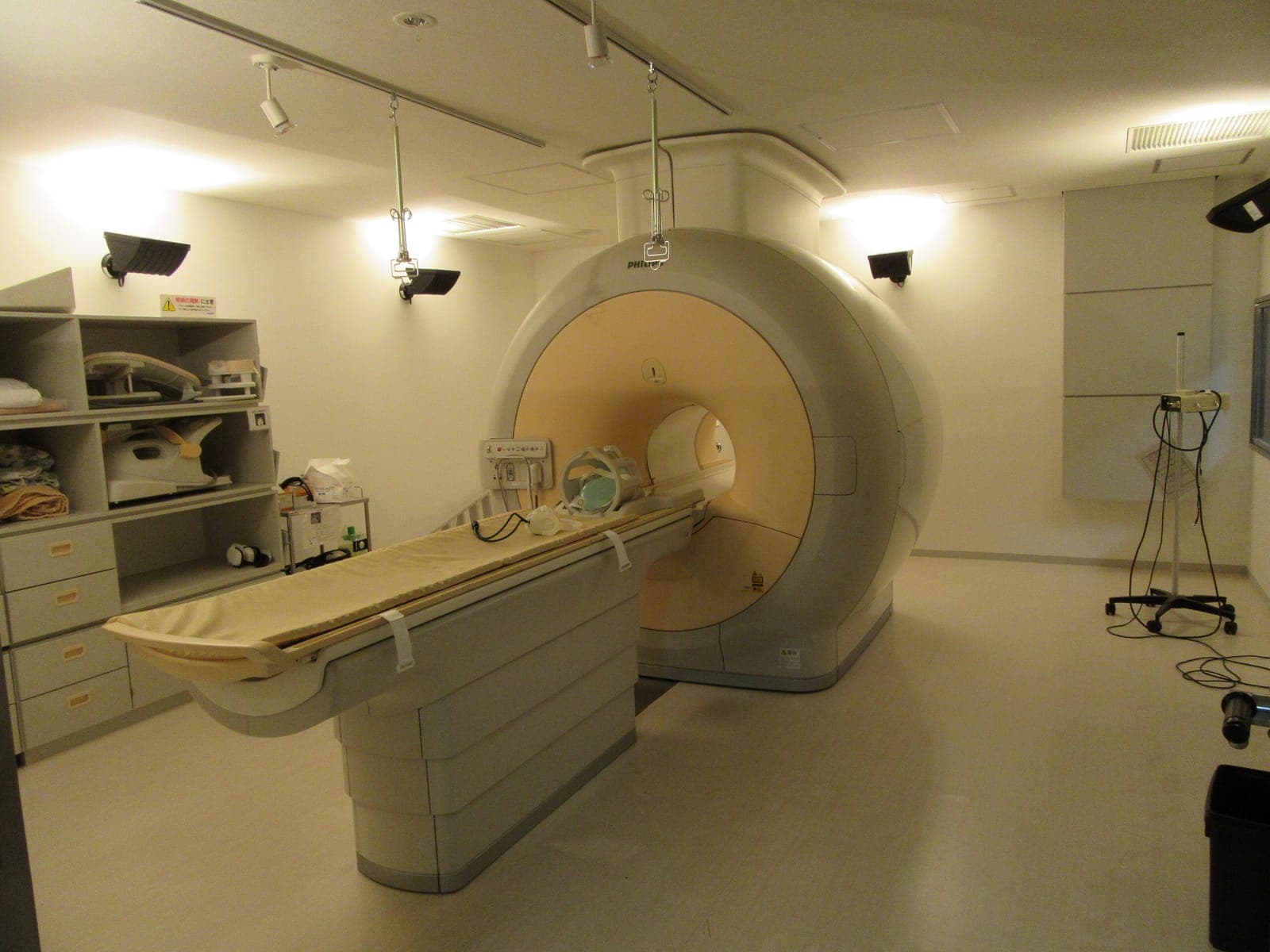 Equipo médico en una sala hospitalaria