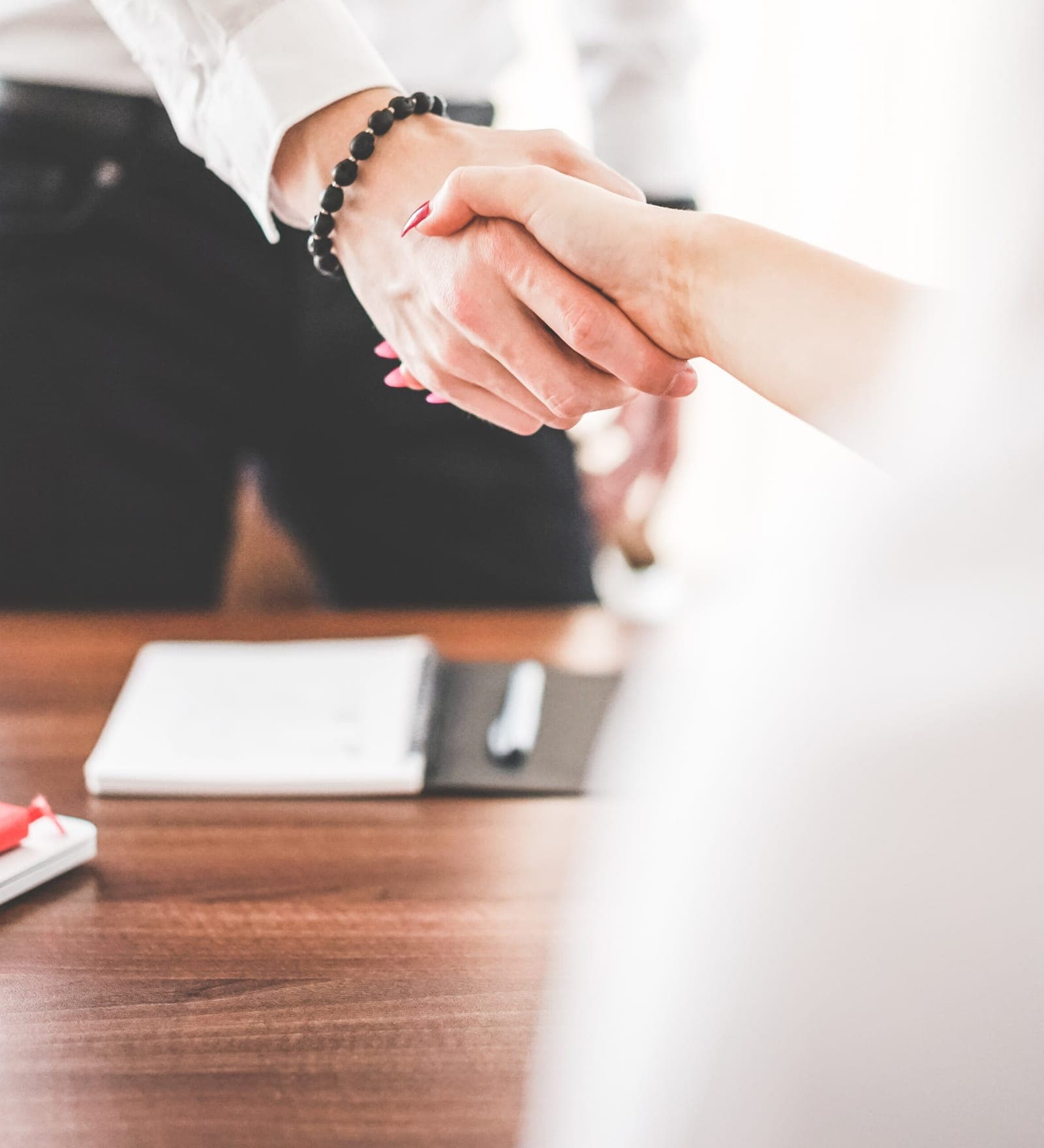 Asesor y cliente en una reunión de trabajo